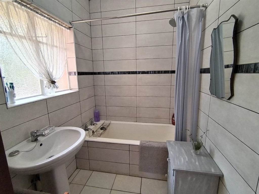 2 Bed Apartment in Scottburgh Central photo number 13
