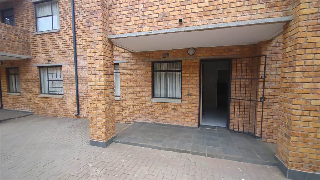 2 Bed Apartment in Johannesburg Central photo number 7