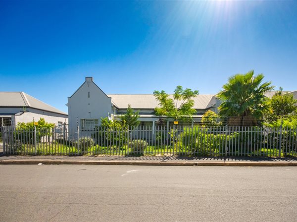 16 Bed House in Somerset West Central