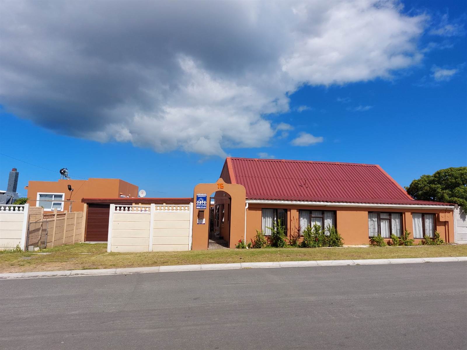 5 Bed House in Gansbaai and surrounds photo number 2