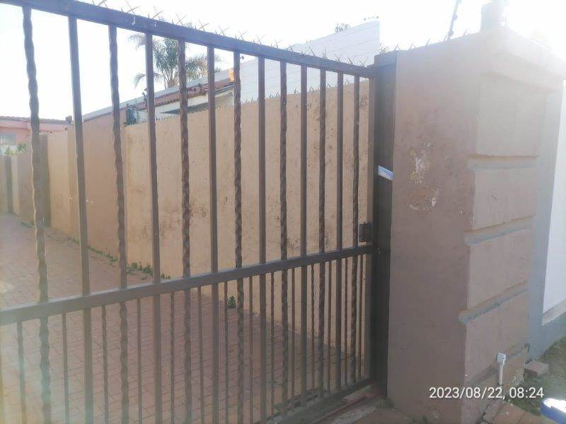 4 Bed House in Lenasia South photo number 3