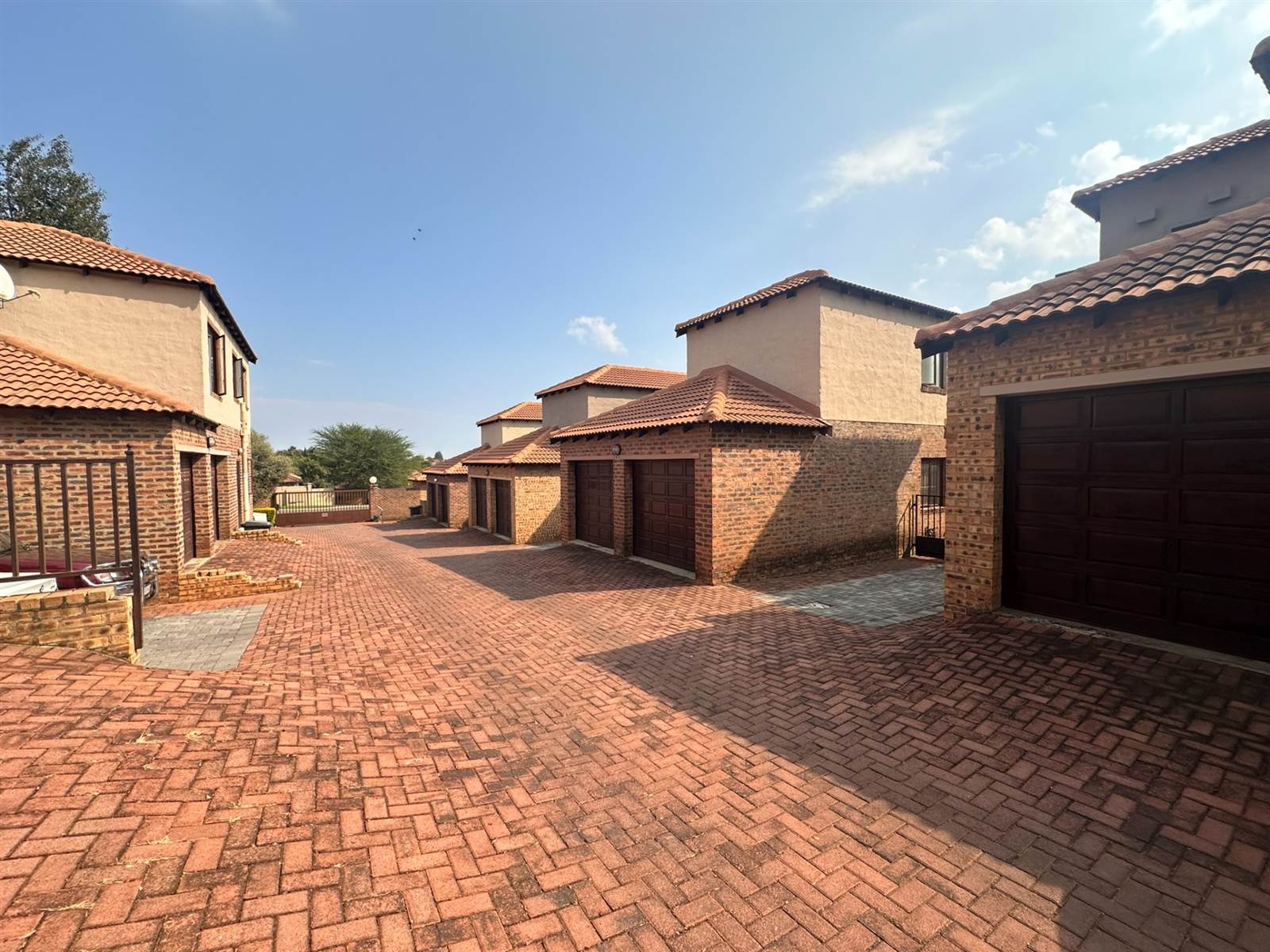 2 Bed Townhouse in Ruimsig photo number 22