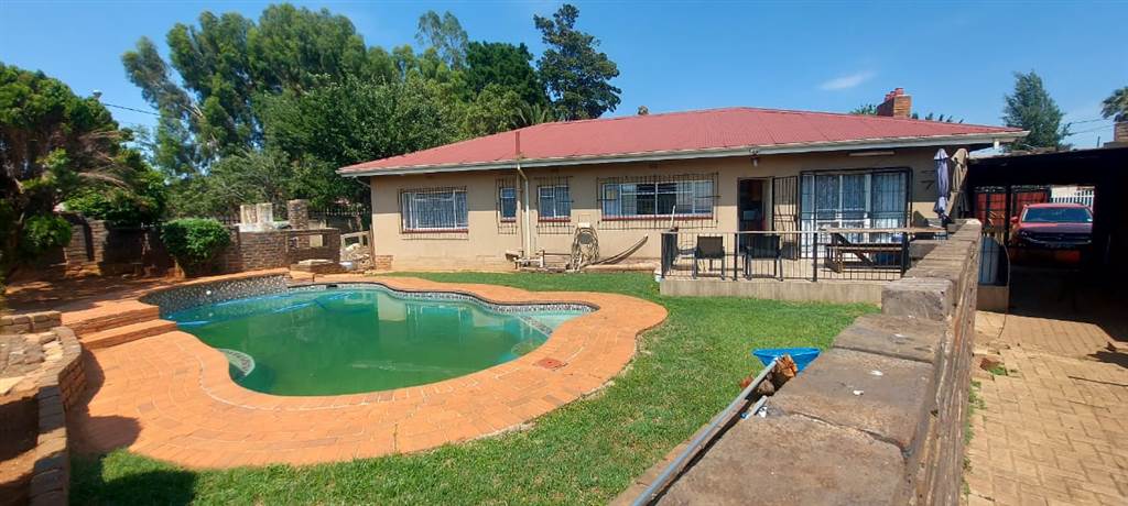 3 Bed House in Roodepoort North photo number 16
