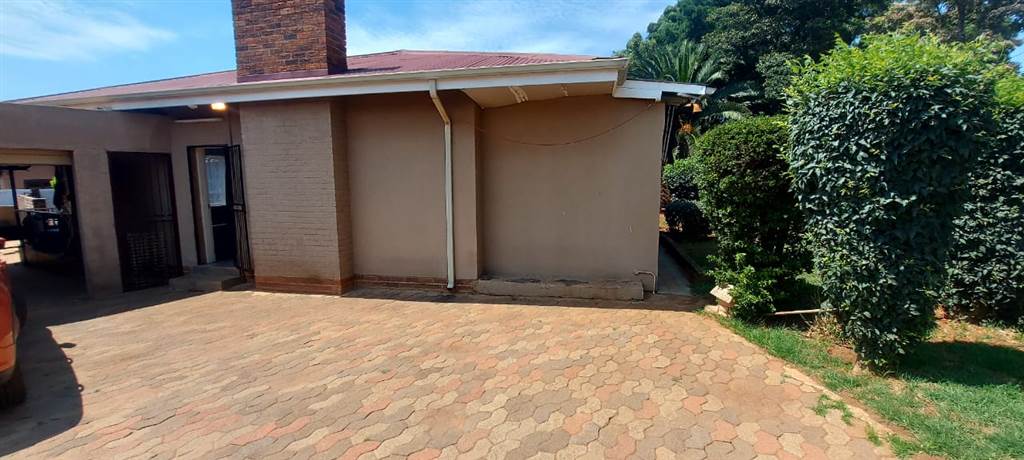 3 Bed House in Roodepoort North photo number 6