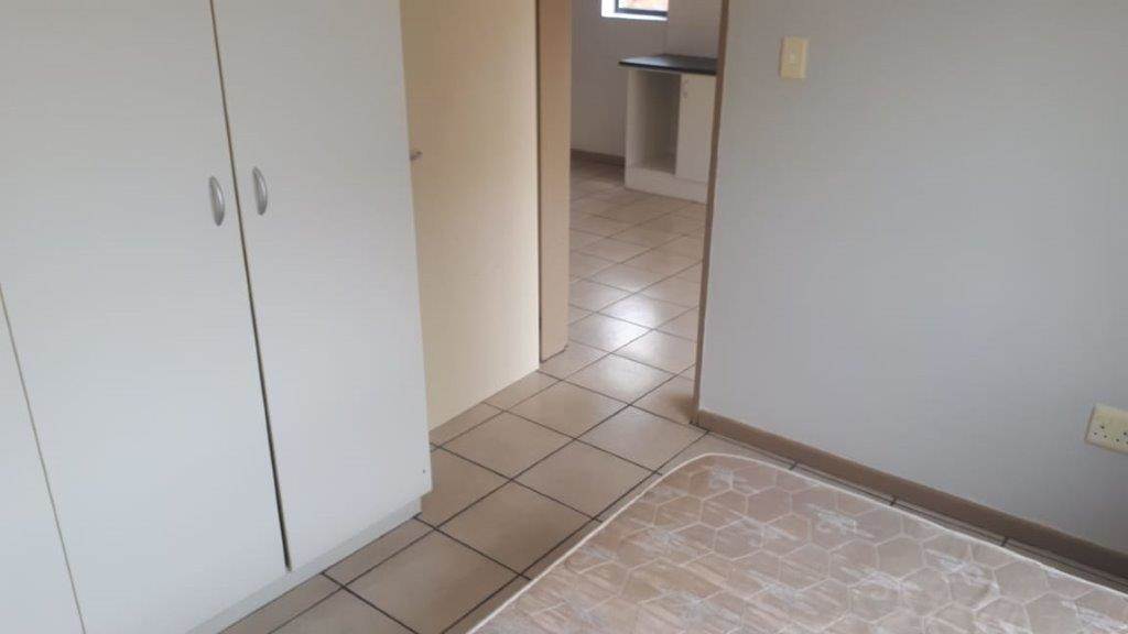 1 Bed Apartment in Grahamstown Central photo number 8