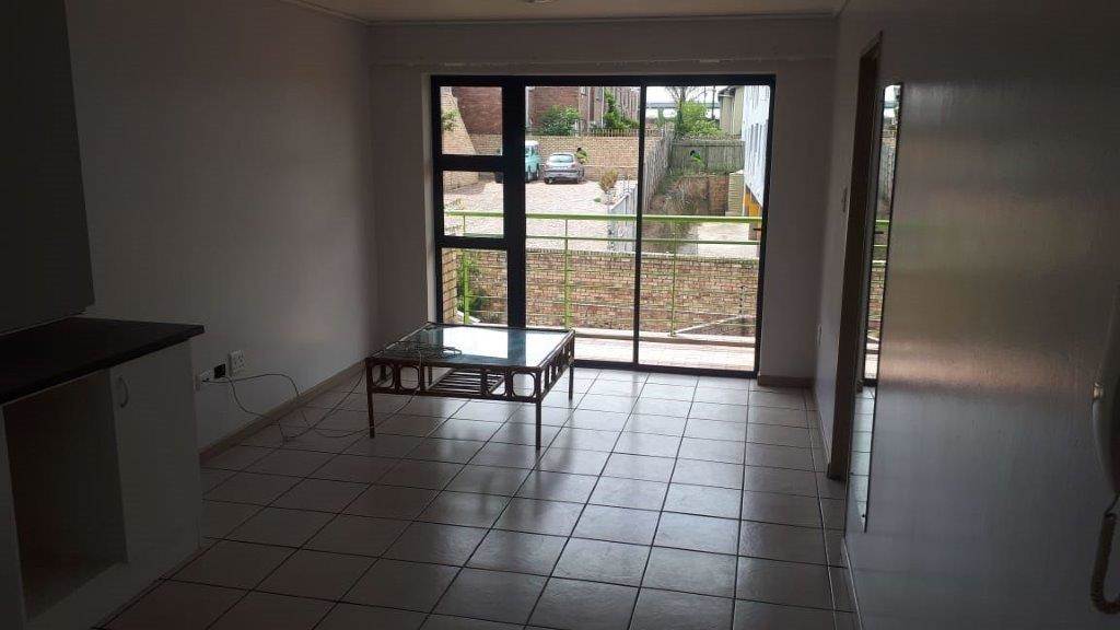 1 Bed Apartment in Grahamstown Central photo number 5