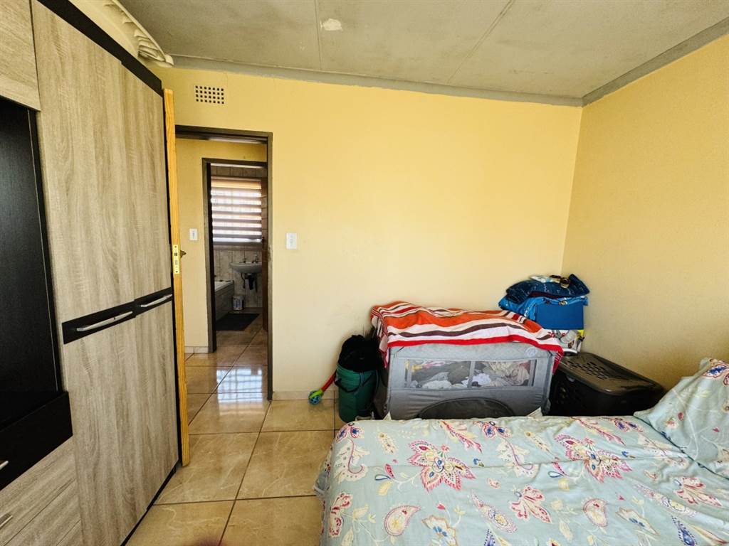 2 Bed House in Daveyton photo number 11