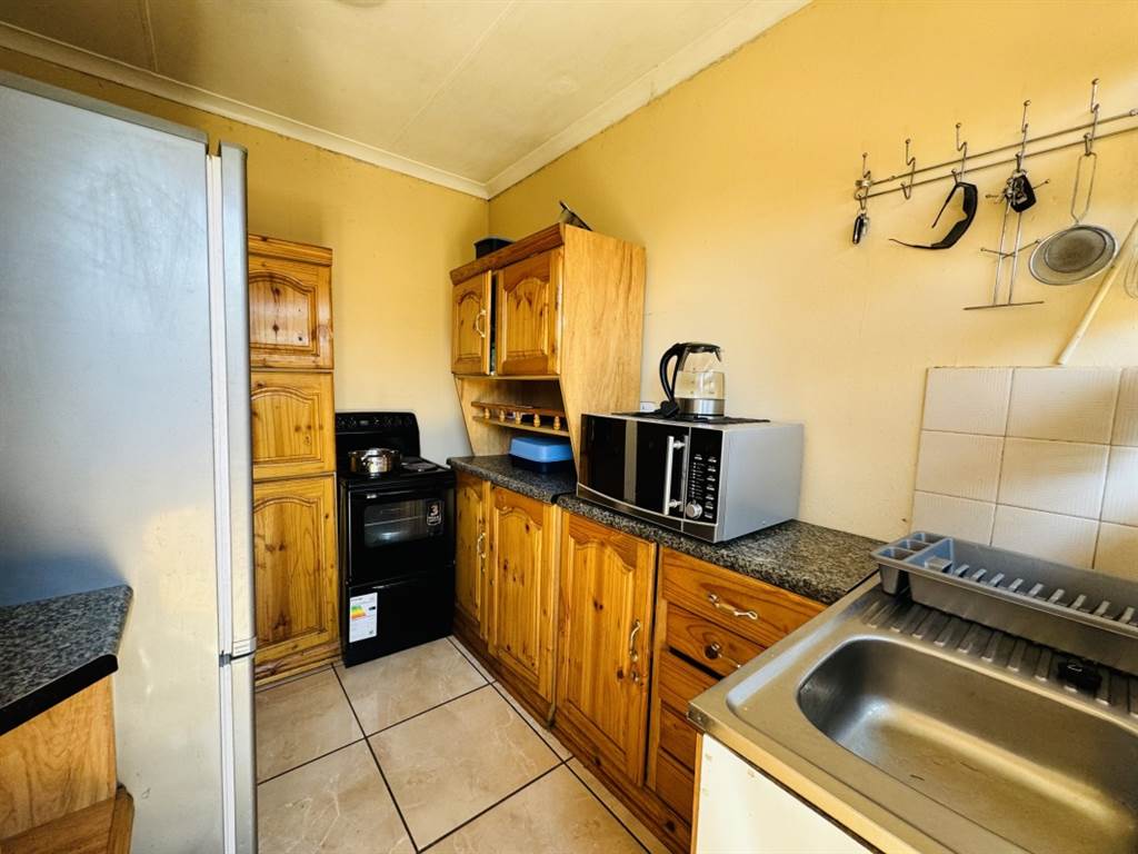2 Bed House in Daveyton photo number 6