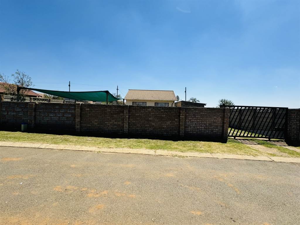 2 Bed House in Daveyton photo number 2