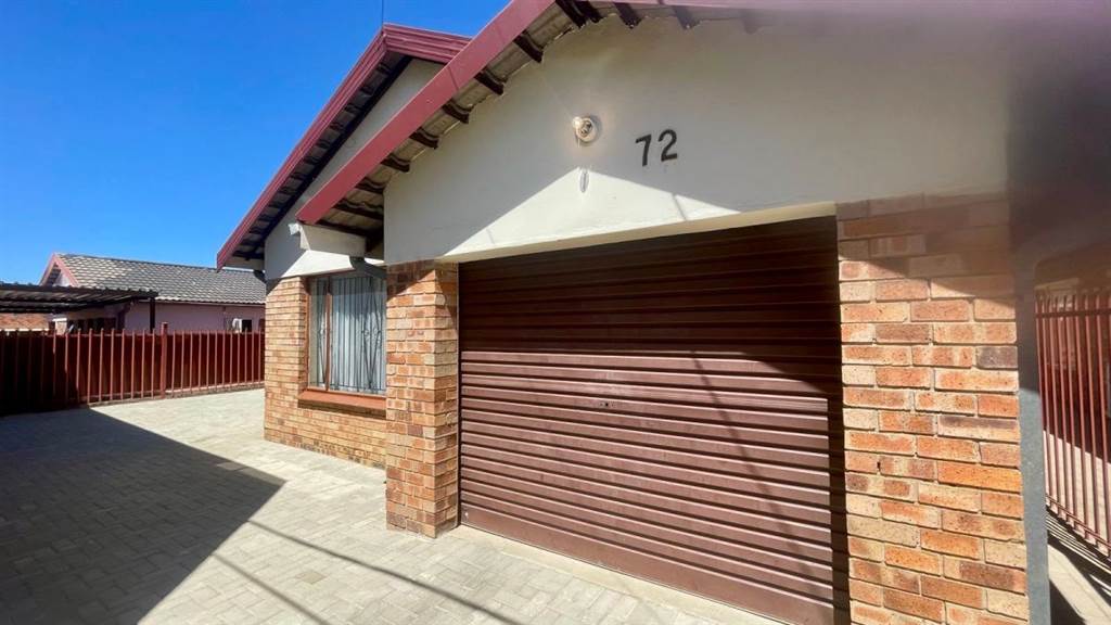 3 Bed House in Bloemfontein photo number 3