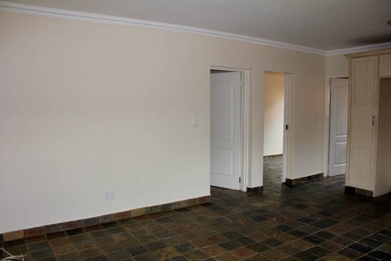 2 Bed Townhouse in Langenhoven Park photo number 4