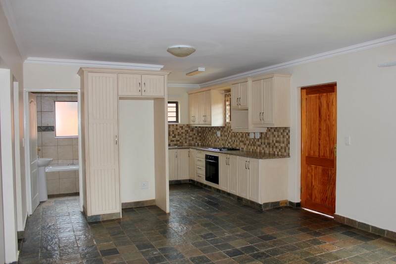 2 Bed Townhouse in Langenhoven Park photo number 6
