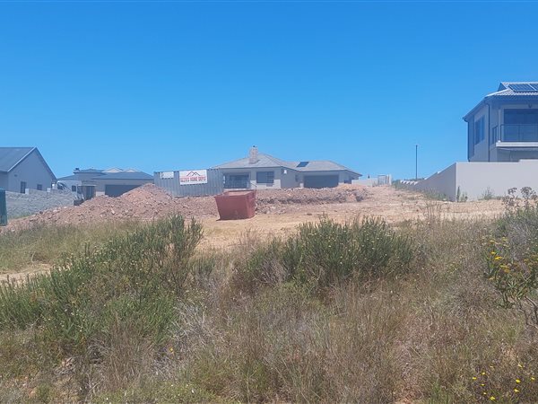 750 m² Land