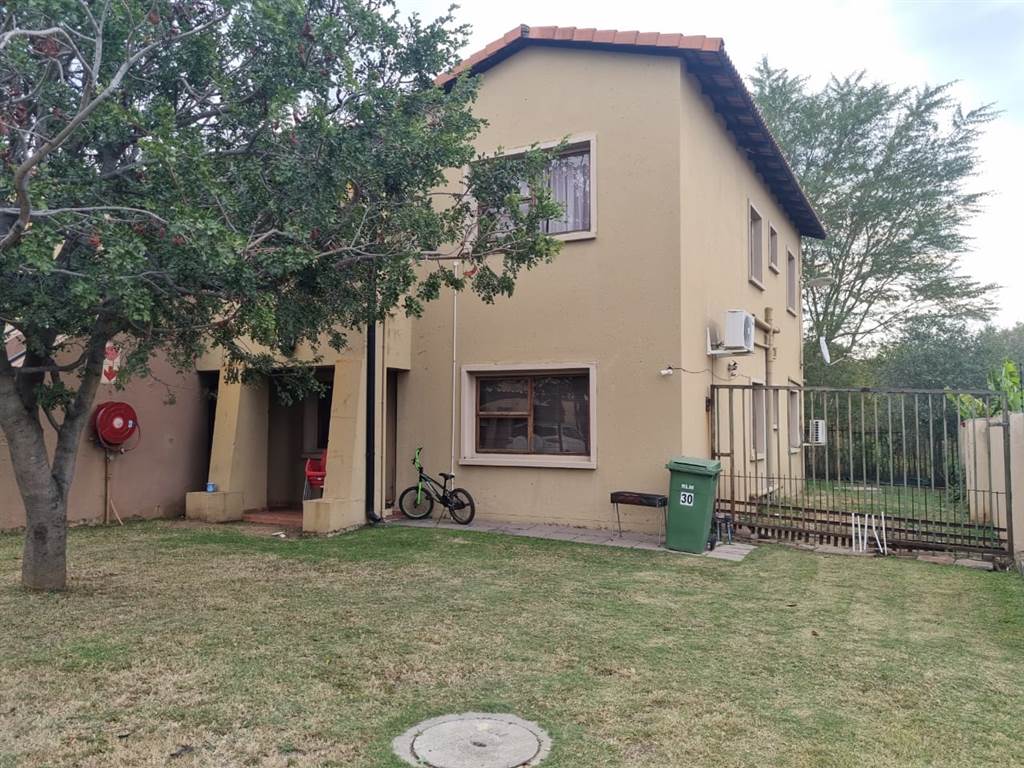 2 Bed Apartment in Waterval East photo number 1
