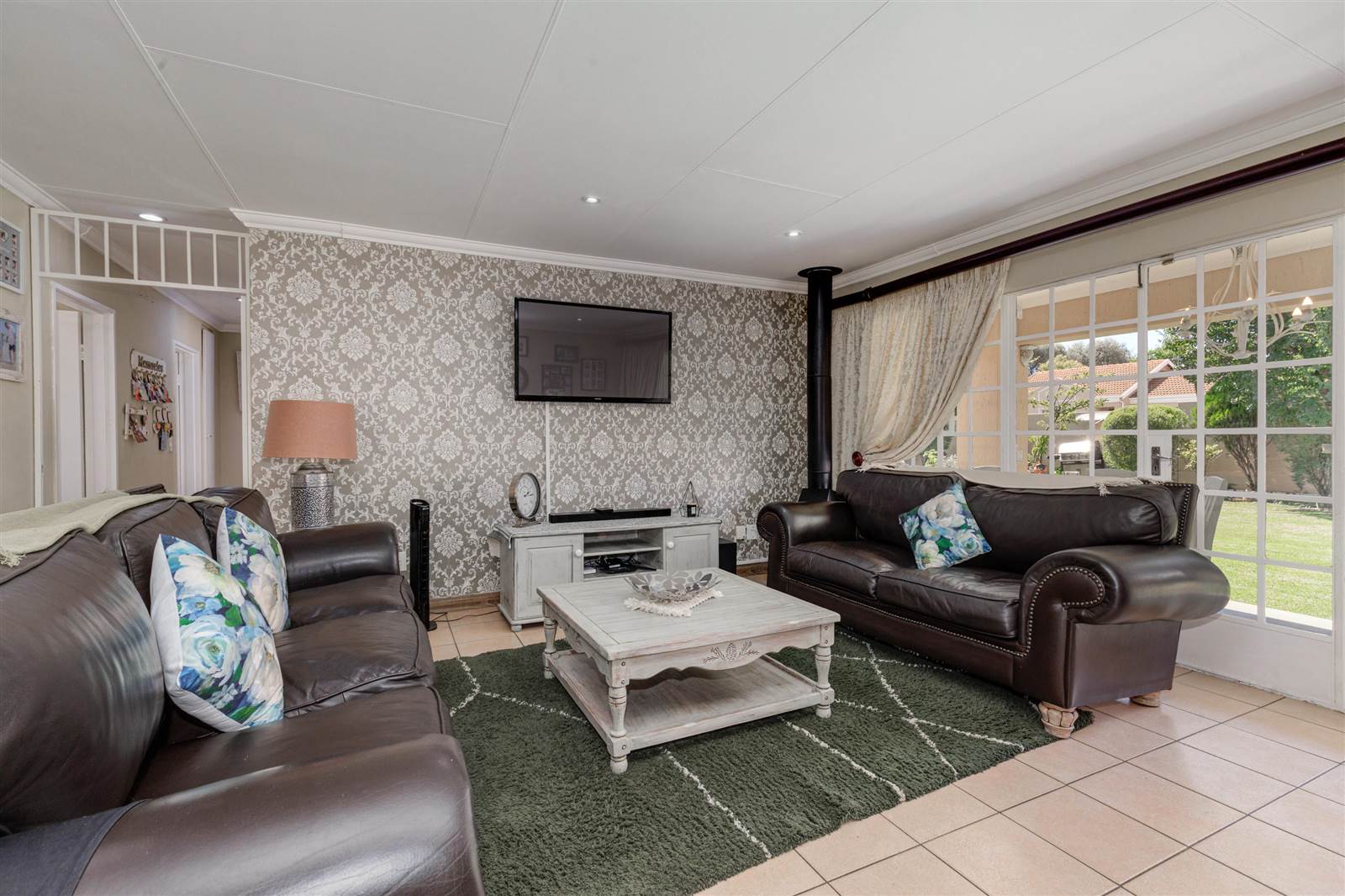 3 Bed House in Douglasdale photo number 4