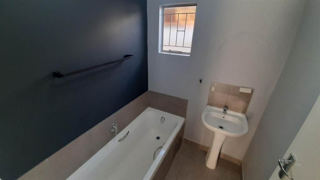 2 Bed House in Vereeniging Central photo number 6