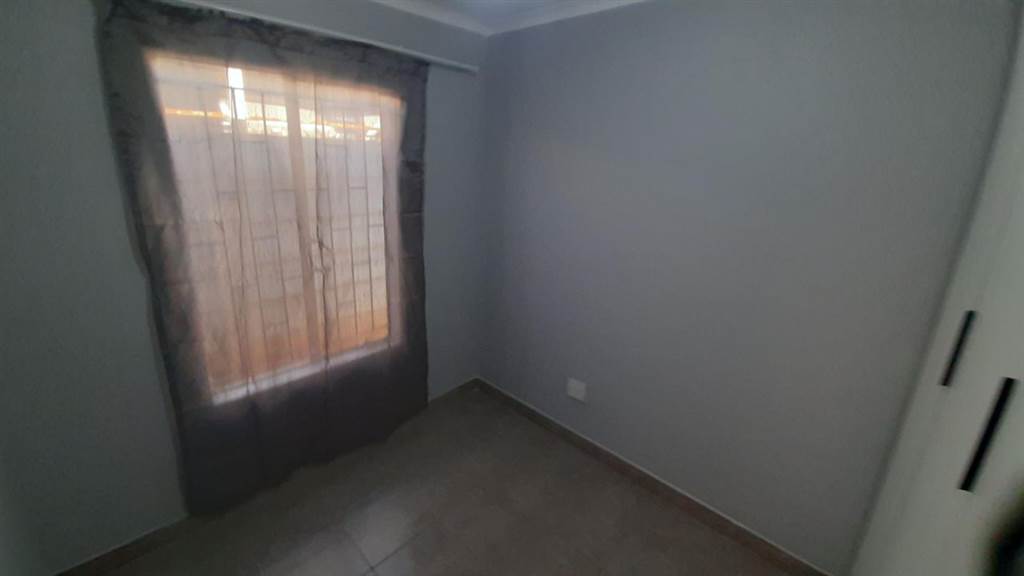 2 Bed House in Vereeniging Central photo number 4