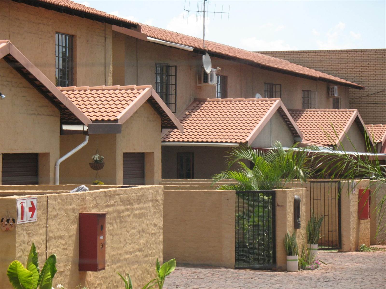 2 Bed Townhouse in Rustenburg Central photo number 5