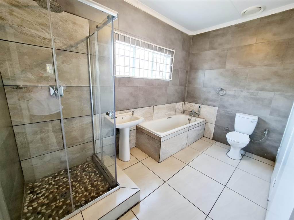 2 Bed Flat in Louis Trichardt photo number 10