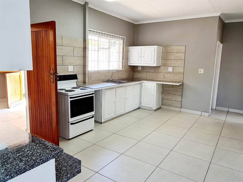 2 Bed Flat in Louis Trichardt photo number 2
