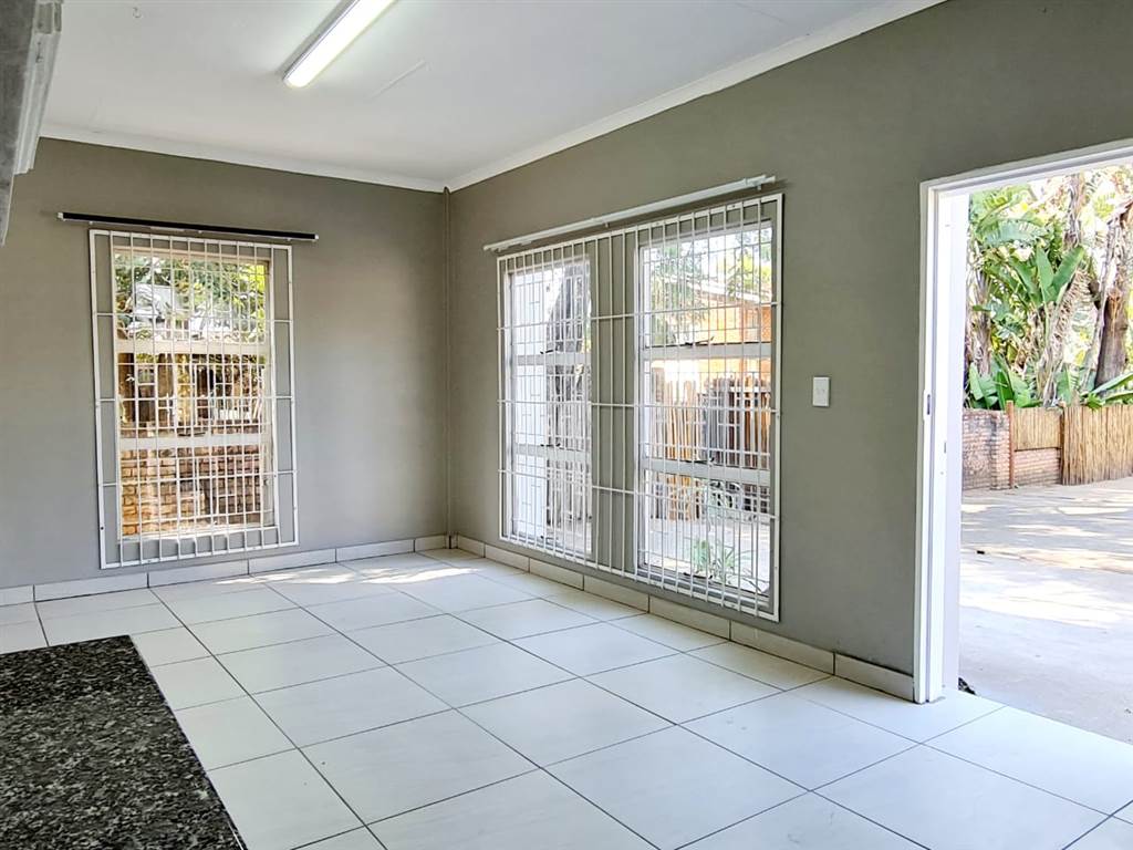 2 Bed Flat in Louis Trichardt photo number 5