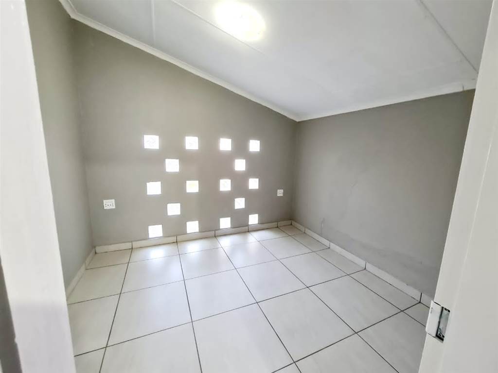 2 Bed Flat in Louis Trichardt photo number 7