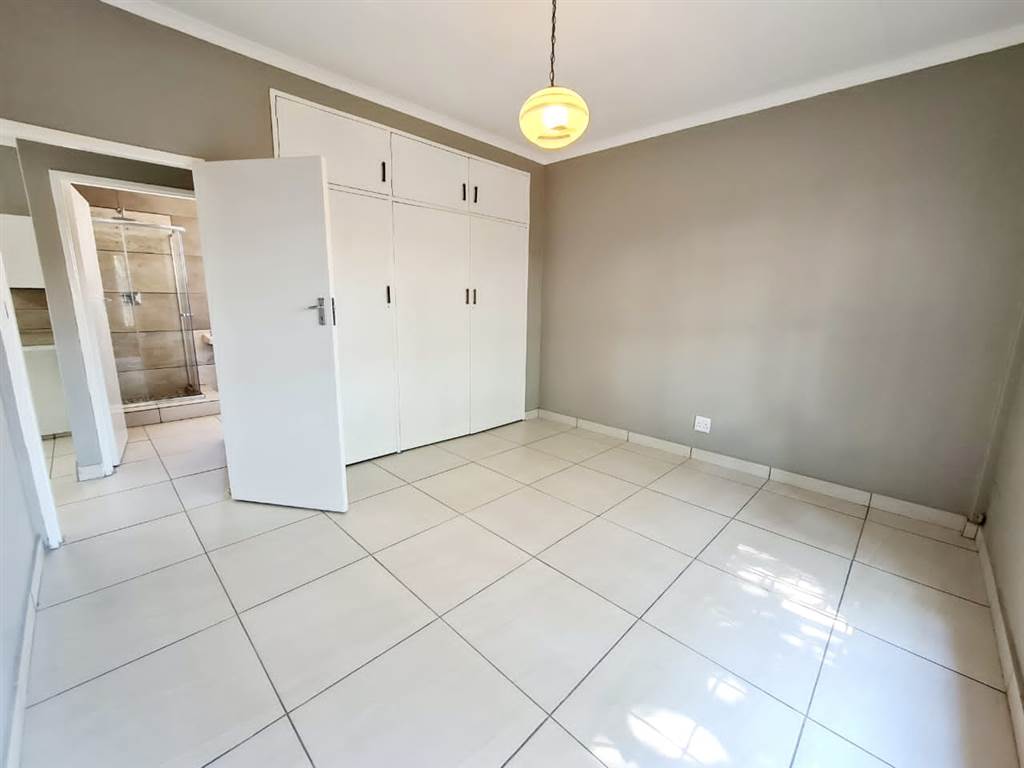 2 Bed Flat in Louis Trichardt photo number 9