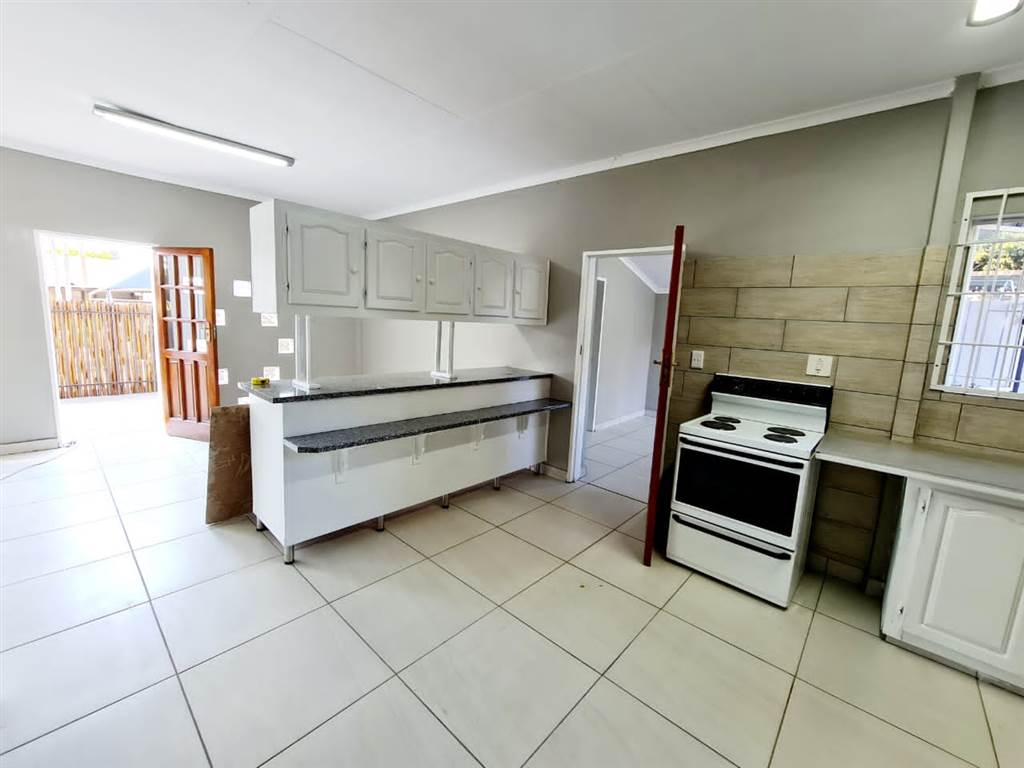 2 Bed Flat in Louis Trichardt photo number 3