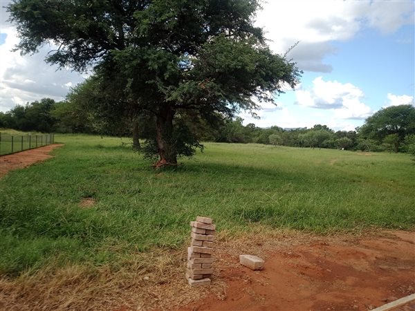 848 m² Land available in Chroom Park