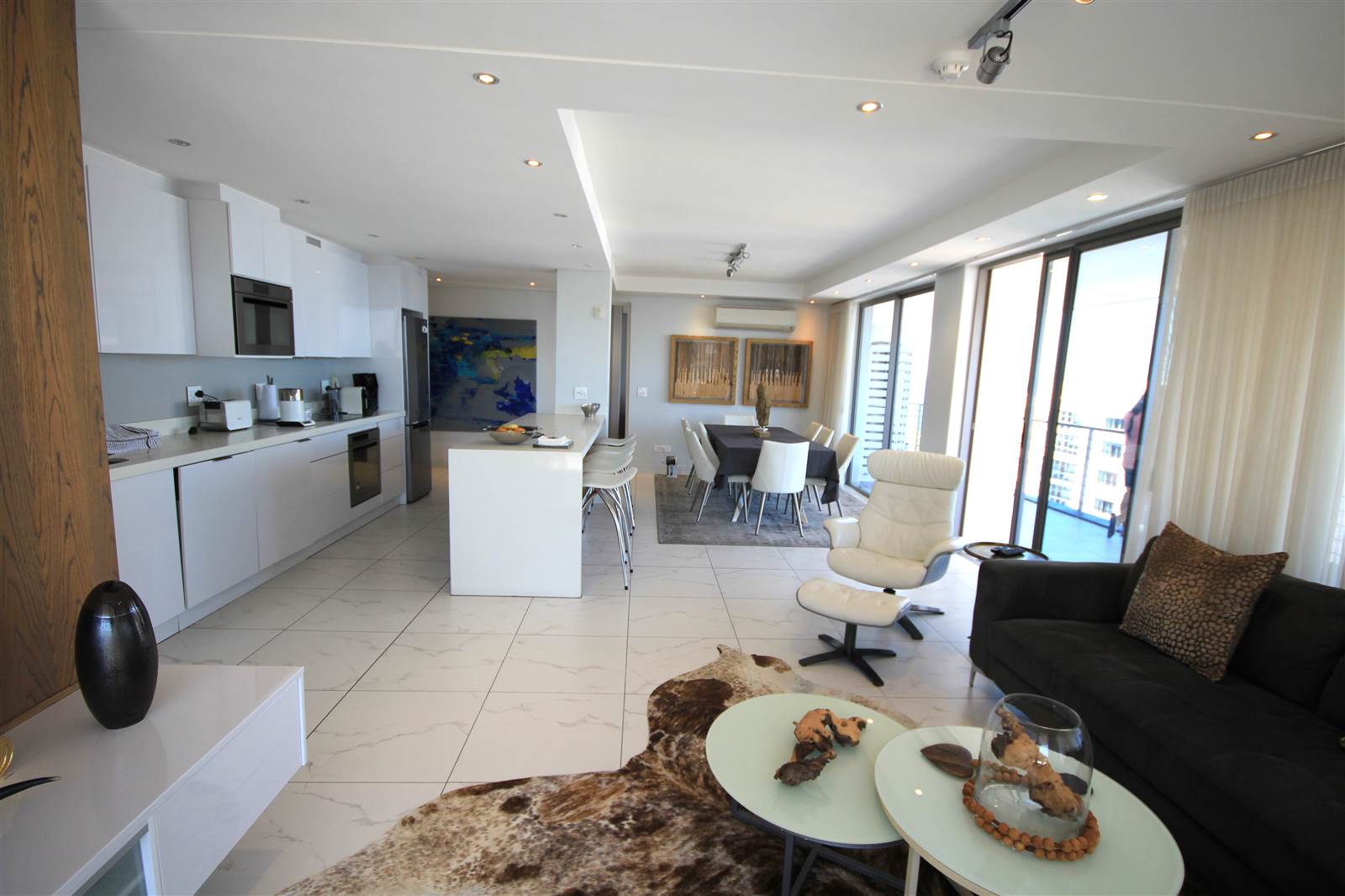 3 Bed Apartment in Sea Point photo number 2