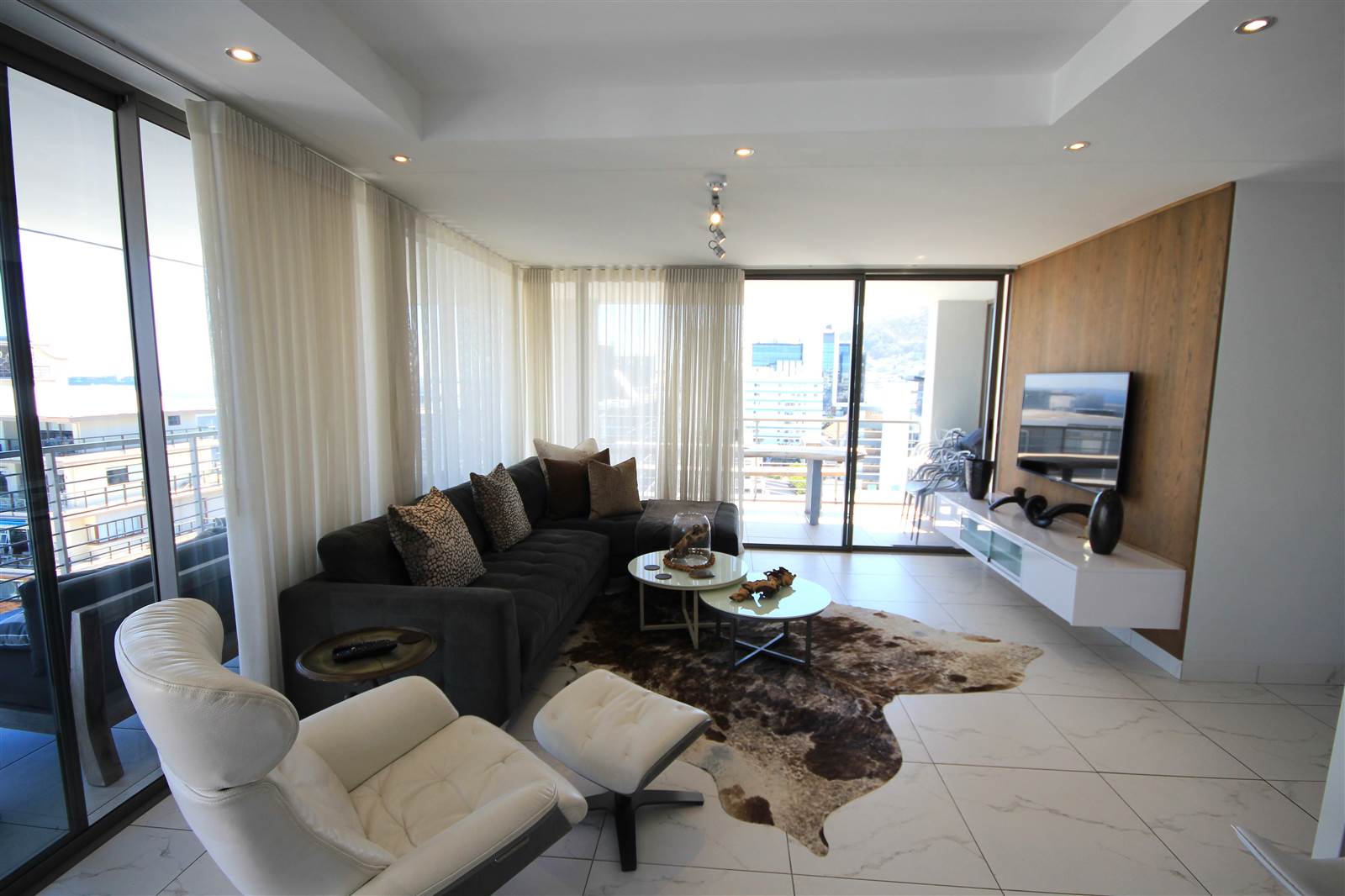 3 Bed Apartment in Sea Point photo number 3