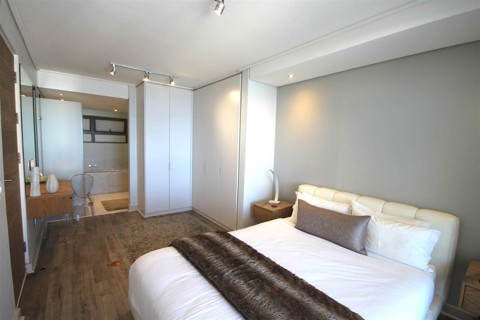 3 Bed Apartment in Sea Point photo number 11