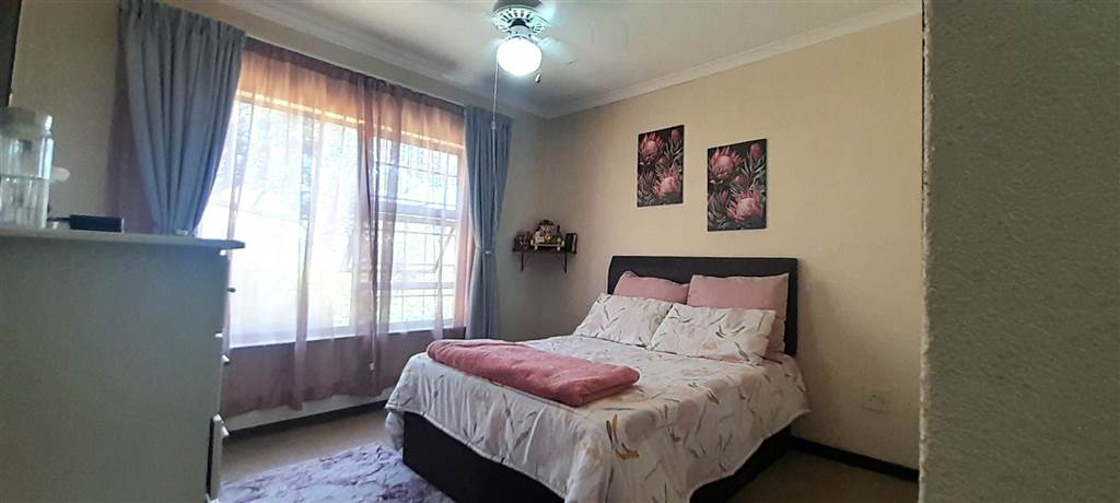 3 Bed Townhouse in Amanzimtoti photo number 16