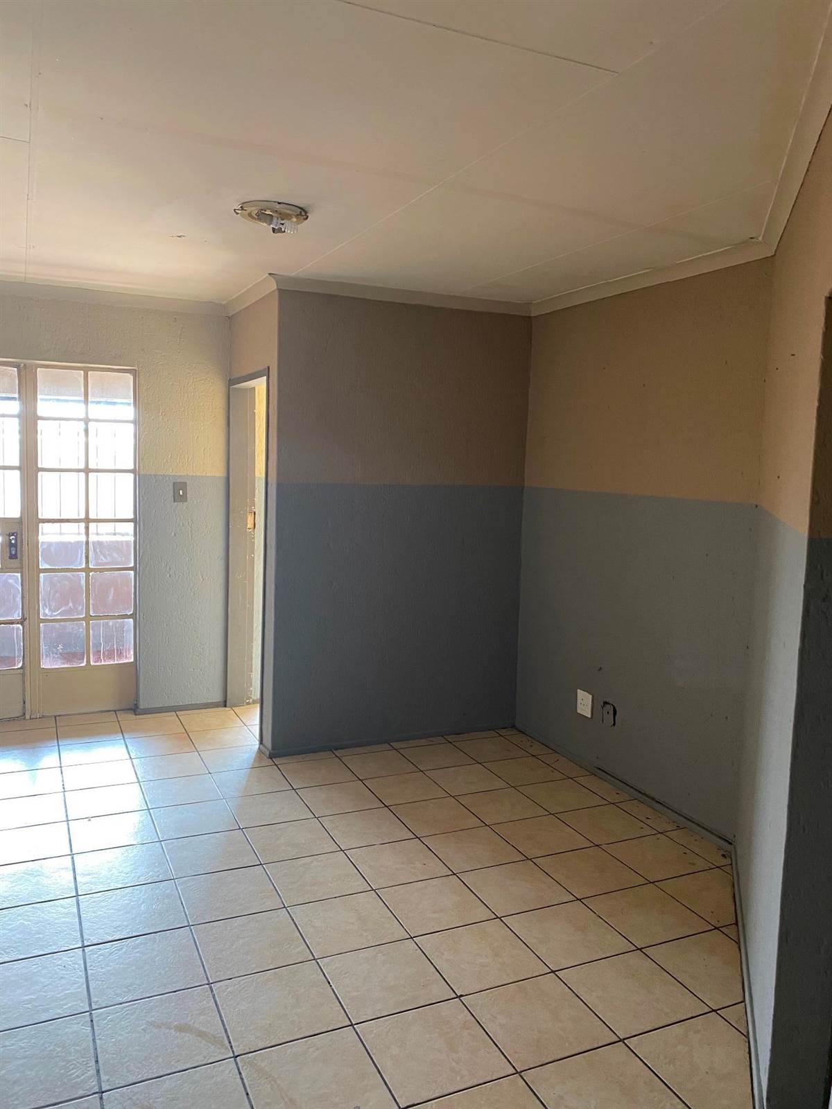 2 Bed Apartment in Krugersdorp West photo number 2