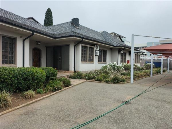 900  m² Commercial space in Lakefield