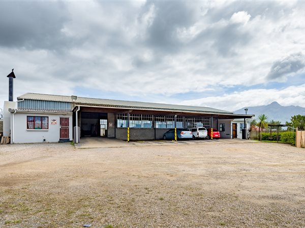 590  m² Commercial space