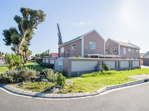 9 Bed House in Gordons Bay Central
