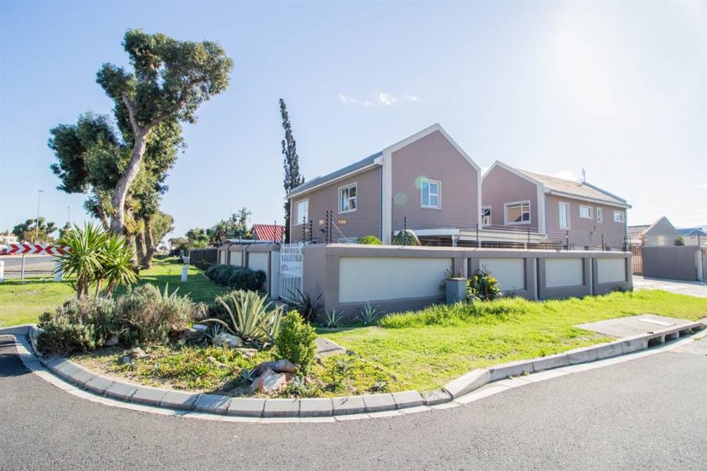 9 Bed House in Gordons Bay Central photo number 1