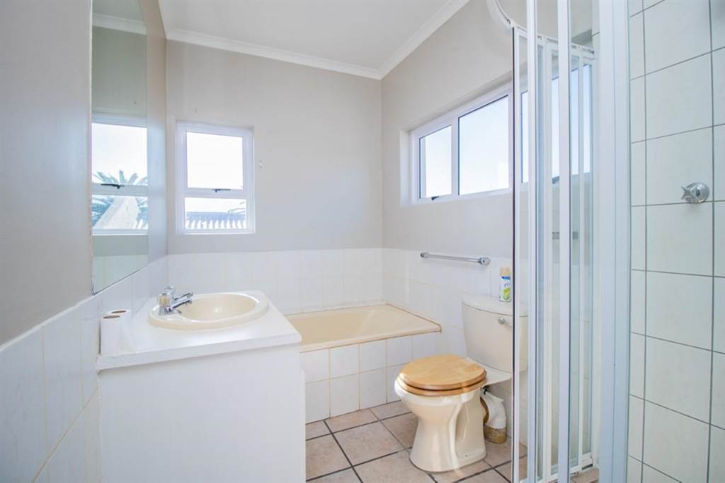 9 Bed House in Gordons Bay Central photo number 10