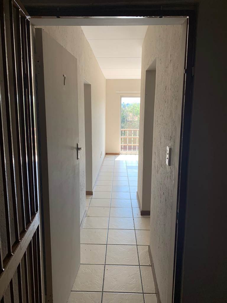 2 Bed House in Roodepoort Central photo number 5