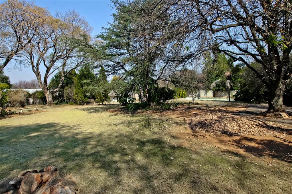 2000 m² Land available in Bryanston photo number 2