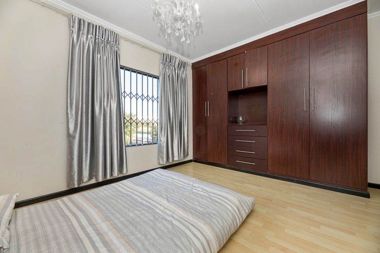 3 Bed House in Greenstone Hill photo number 11