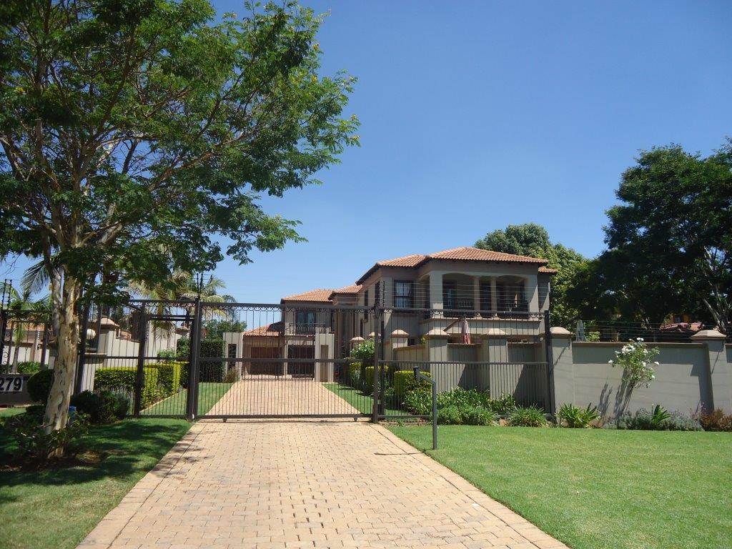 5 Bed House in Waterkloof Ridge photo number 1