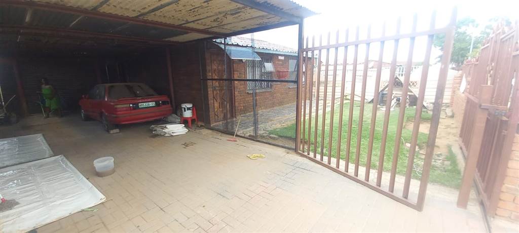 3 Bed House in Thabong photo number 3