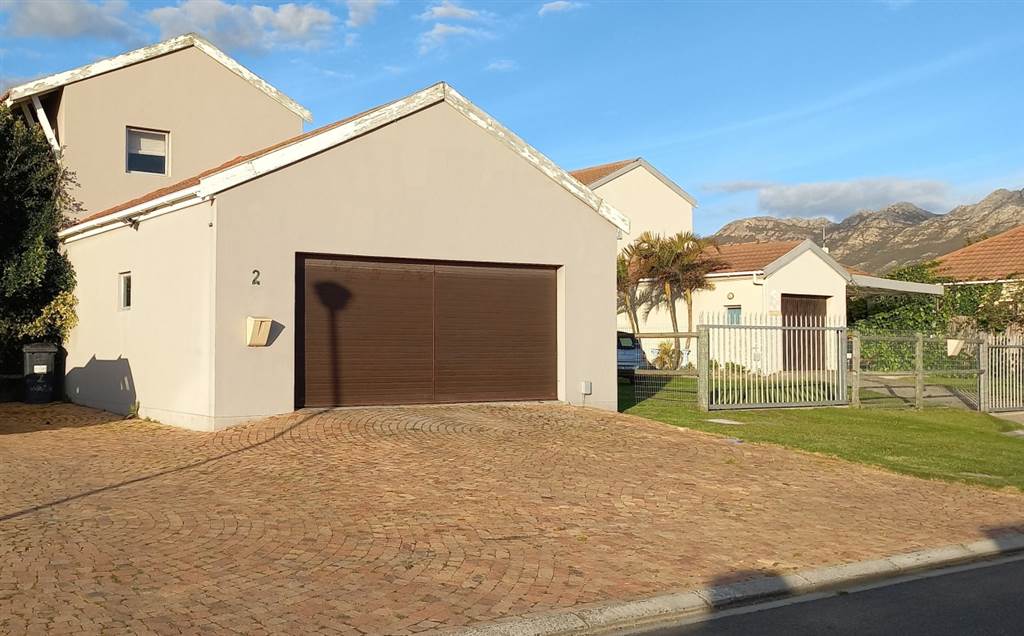 4 Bed House in Fairview Golf Estate photo number 2