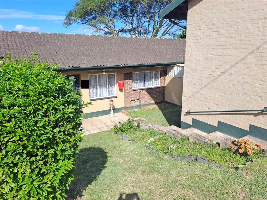 3 Bed Townhouse in Amanzimtoti photo number 19