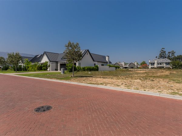 730 m² Land