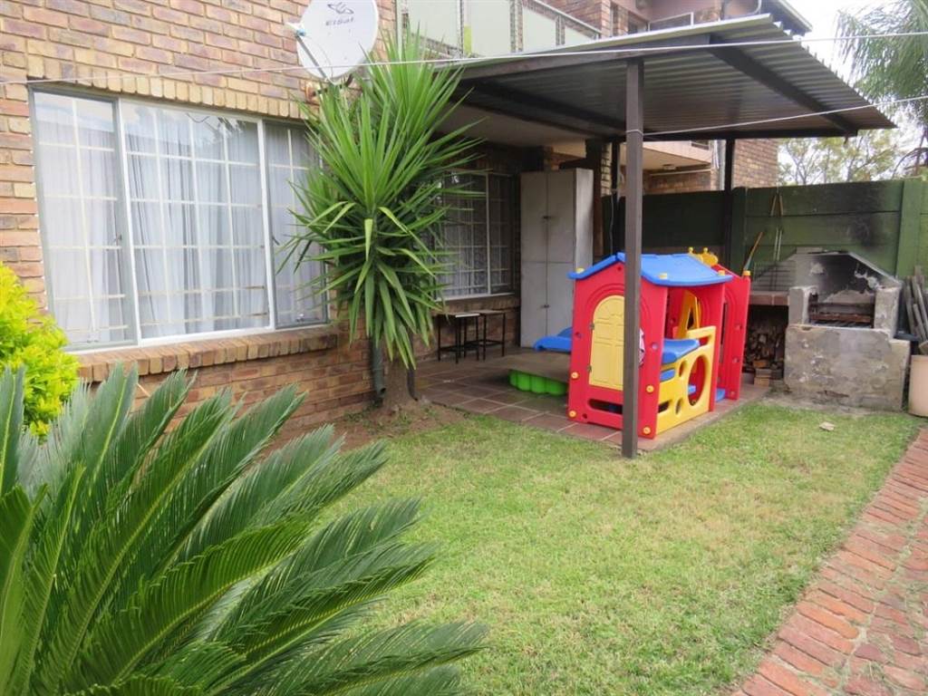 3 Bed Townhouse in Wonderboom South photo number 14