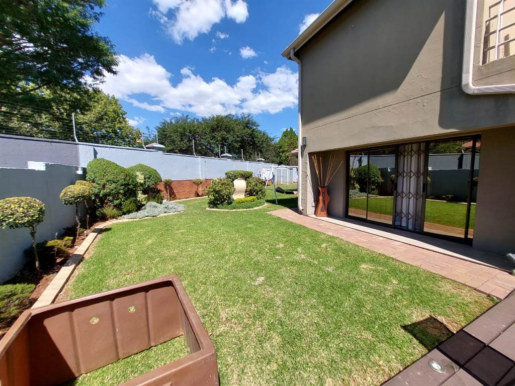 4 Bed House in Ruimsig photo number 21