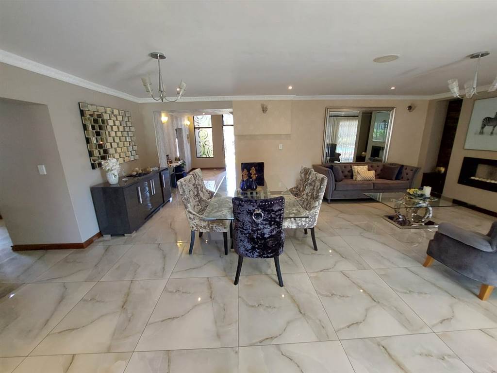 4 Bed House in Ruimsig photo number 11